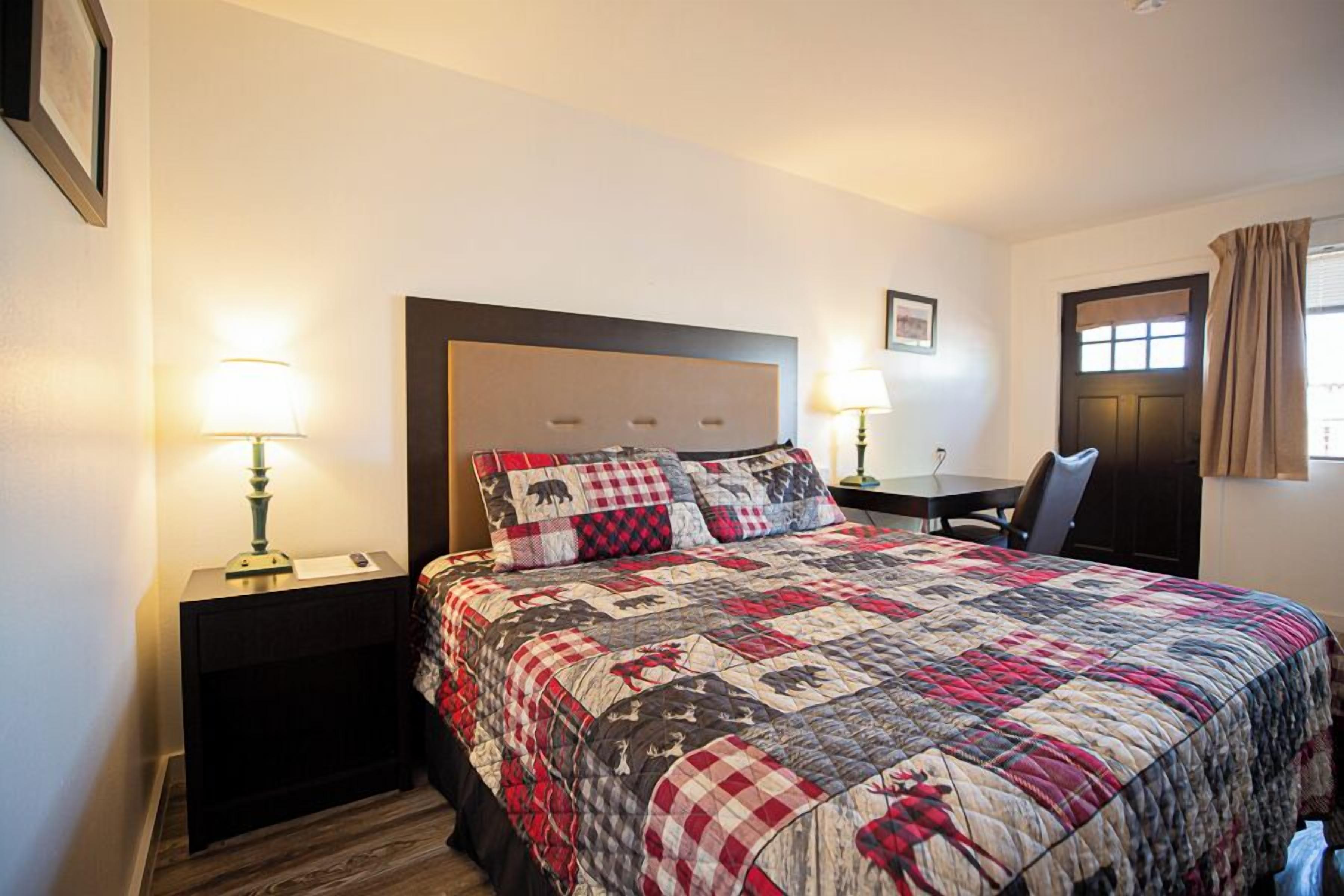 Signature Room, 1 King Bed, Private Bathroom, River View | Blackout drapes, iron/ironing board, free WiFi, bed sheets