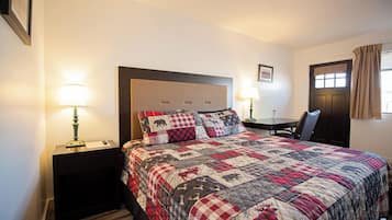 Signature Room, 1 King Bed, Private Bathroom, River View | Blackout drapes, iron/ironing board, free WiFi, bed sheets