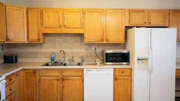 Apartment, 2 Bedrooms, River View | Private kitchen