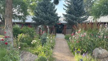 Vista frontal de la propiedad