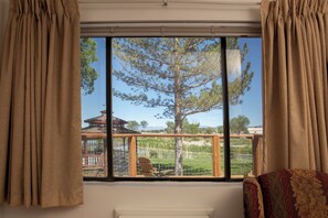 Chambre Signature, 1 très grand lit, salle de bains privée, vue fleuve