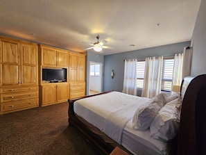 1 bedroom, desk, iron/ironing board, WiFi