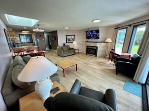 Smart TV, fireplace - Ocean front with stunning views!! Gardens, trails, pools, and more. Pure beauty! (Nanoose Bay)