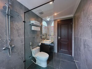 Dobbeltrom – deluxe | Bad | Dusj, regndusjhode, hårføner og badekåper