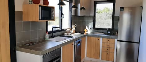 Refrigerador, microondas, horno y parrilla de estufa