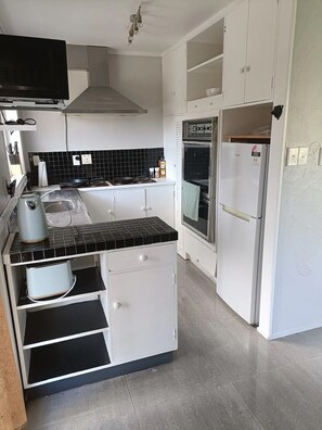 冰箱、微波炉、烤箱、炉灶