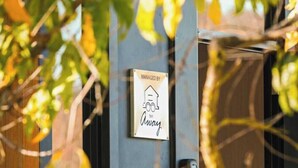 Un letrero en una puerta que indica que está administrado por una empresa llamada Away.