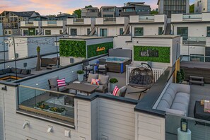 Terrace/patio - New-build with incredible rooftop deck with private hot tub, grill & views (Nashville)