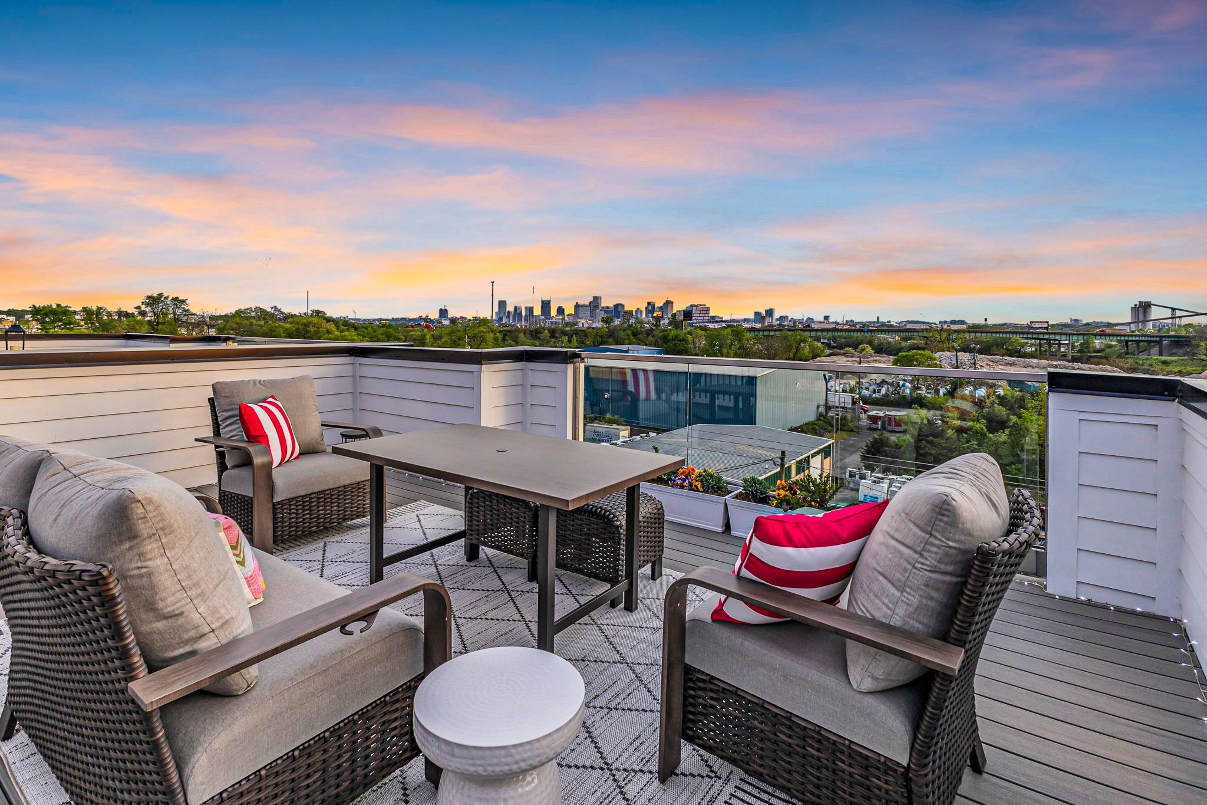 New-build with incredible rooftop deck with private hot tub, grill & views