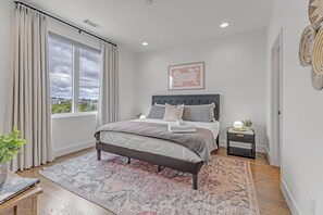 4 soverom, strykejern/-brett, internettilgang og sengetøy