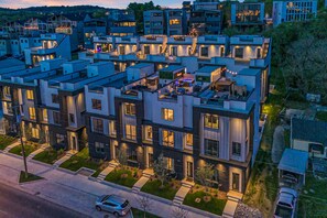 Exterior - New-build with incredible rooftop deck with private hot tub, grill & views (Nashville)