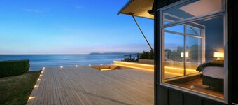 ABSOLUTE BEACHFRONT LUXURY ACCOMODATION
Entire home with Private Beach Access