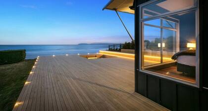 ABSOLUTE BEACHFRONT LUXURY ACCOMODATION
Entire home with Private Beach Access