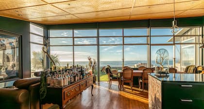 ABSOLUTE BEACHFRONT LUXURY ACCOMODATION
Entire home with Private Beach Access