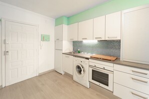 Fridge, microwave, oven, coffee/tea maker - WELCS ESTUDIO 228 EMP frente al canal (Empuriabrava)