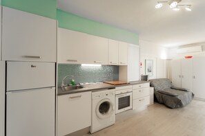 Fridge, microwave, oven, coffee/tea maker