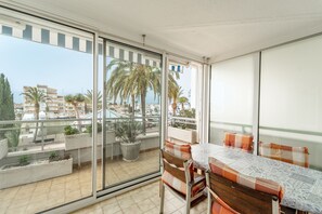 Outdoor dining - WELCS ESTUDIO 228 EMP frente al canal (Empuriabrava)