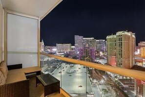 Property grounds - STRIP VIEW MGM Signature 24th Floor Deluxe Balcony Suite (Las Vegas)