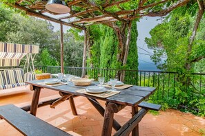 تناول الطعام بالخارج