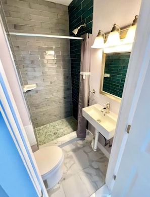 Douche, serviettes fournies, savon, papier toilette