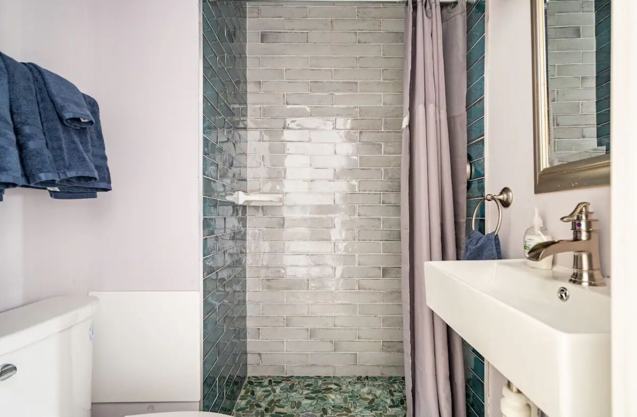 Douche, serviettes fournies, savon, papier toilette