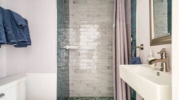 Douche, serviettes fournies, savon, papier toilette