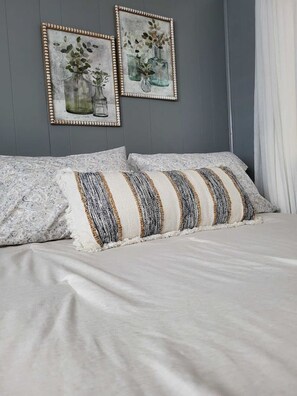 1 bedroom, desk, WiFi, bed sheets