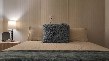 4 bedrooms, desk, WiFi, bed sheets