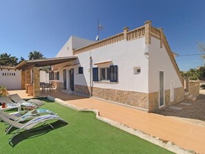 Outdoor dining - Ca Na Maria Francisca. Village house for 6 people in Cala Llombards. (Cala Llombards)
