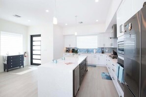 Réfrigérateur, four à micro-ondes, un four, surface de cuisson
