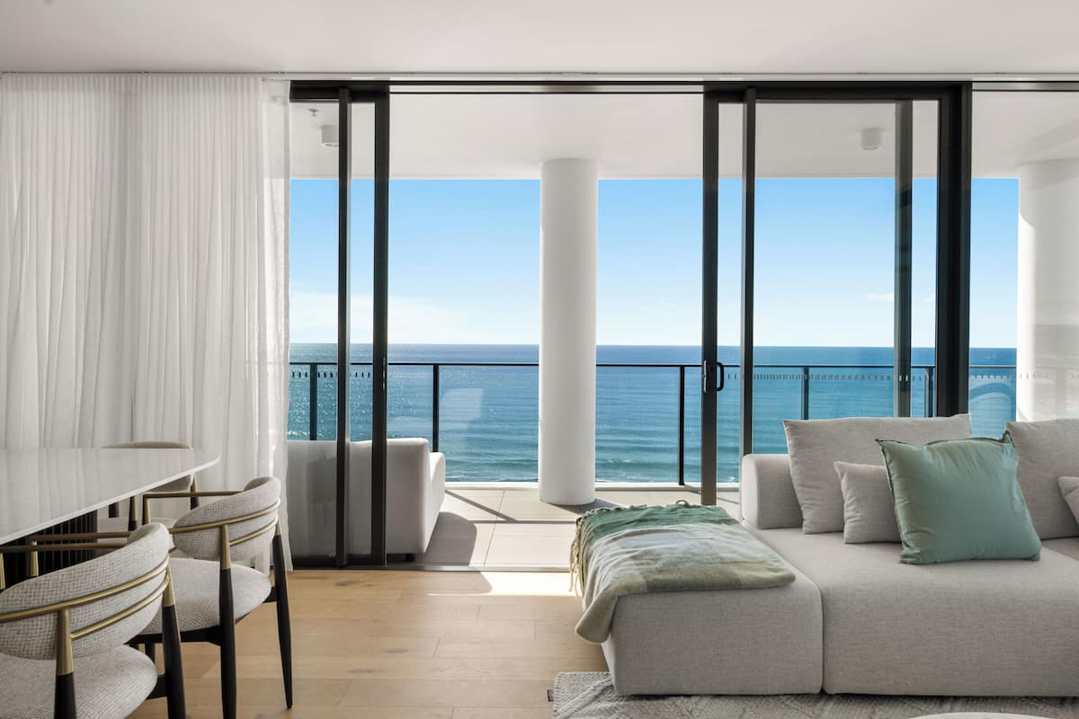 Appartamento Luxury, vista oceano | Area soggiorno | Smart TV 45 pollici con canali via cavo