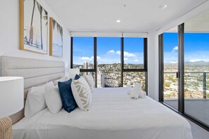 Individually decorated, individually furnished, blackout curtains - Sandbar Burleigh Heads -Burleigh Letting (Burleigh Heads)