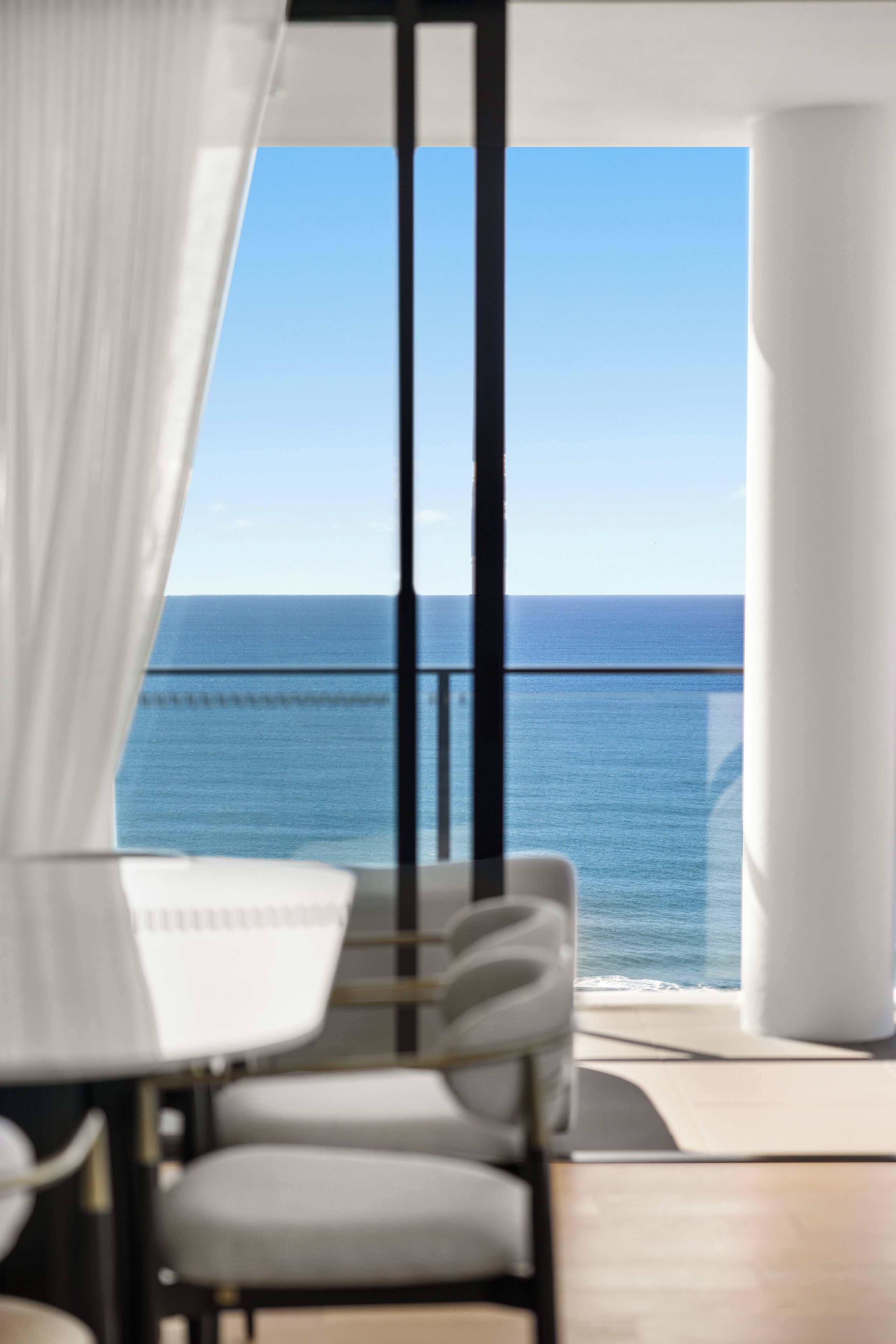 Apartamento superluxo, vista para o oceano | Sala de estar | Smart TV 45 polegadas com canais a cabo