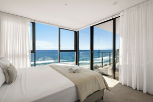 Decoración personalizada, muebles diferentes y cortinas blackout 