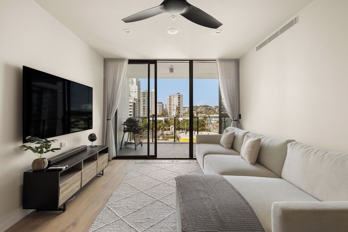 Departamento Confort | Área de sala de estar | Smart TV de 45 pulgadas con canales por cable