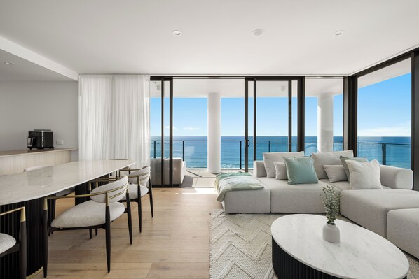 45-inch Smart TV with cable channels - Sandbar Burleigh Heads -Burleigh Letting (Burleigh Heads)