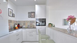 Coffee/tea maker, fridge, oven, dishwasher