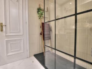 تجهيزات دش، مجففات شعر، مناشف