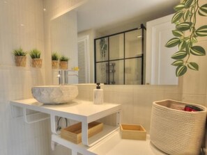 Shower, hair dryer, towels - 18 Monte B, Miraflores, 2 pools (La Cala de Mijas)