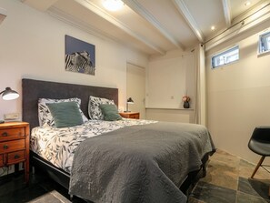 1 chambre, fer et planche à repasser, accès Internet