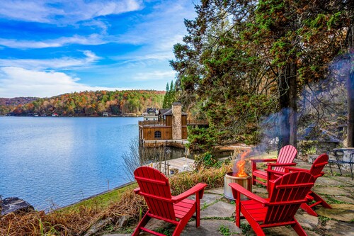 Lovely lakefront estate with boathouse, pickleball, firepit, & stunning view