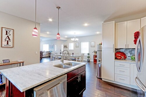 4600sqft Retreat, MtnView, Hot Tub, Decks, Games