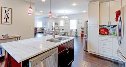 4600sqft Retreat, MtnView, Hot Tub, Decks, Games