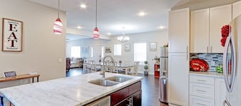 4600sqft Retreat, MtnView, Hot Tub, Decks, Games