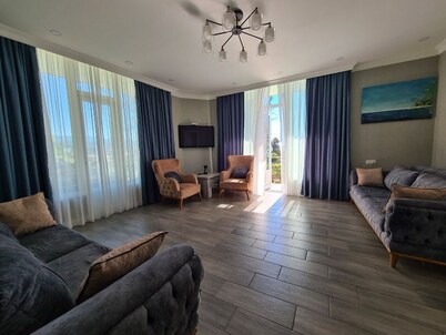 Villa in Batumi, in a green area, with the sea and mountains view, 6 bedrooms