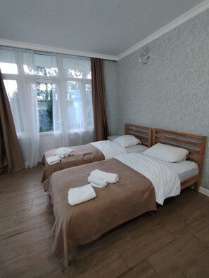 6 bedrooms, iron/ironing board, bed sheets
