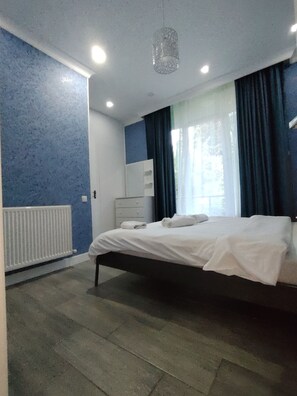 6 bedrooms, iron/ironing board, bed sheets