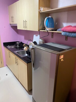 Fridge, microwave, stovetop, cookware/dishes/utensils