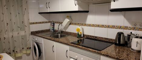 Frigorífico, microondas, horno y placa de cocina