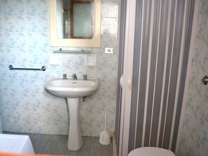 Bathroom - Charming Holiday Home in San Foca, Italy - Perfect for Families (San Foca)